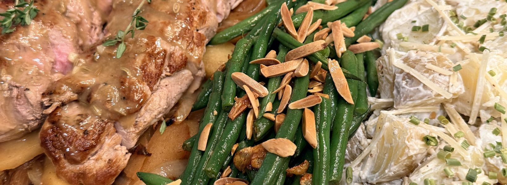 Roasted meat with green beans and almonds